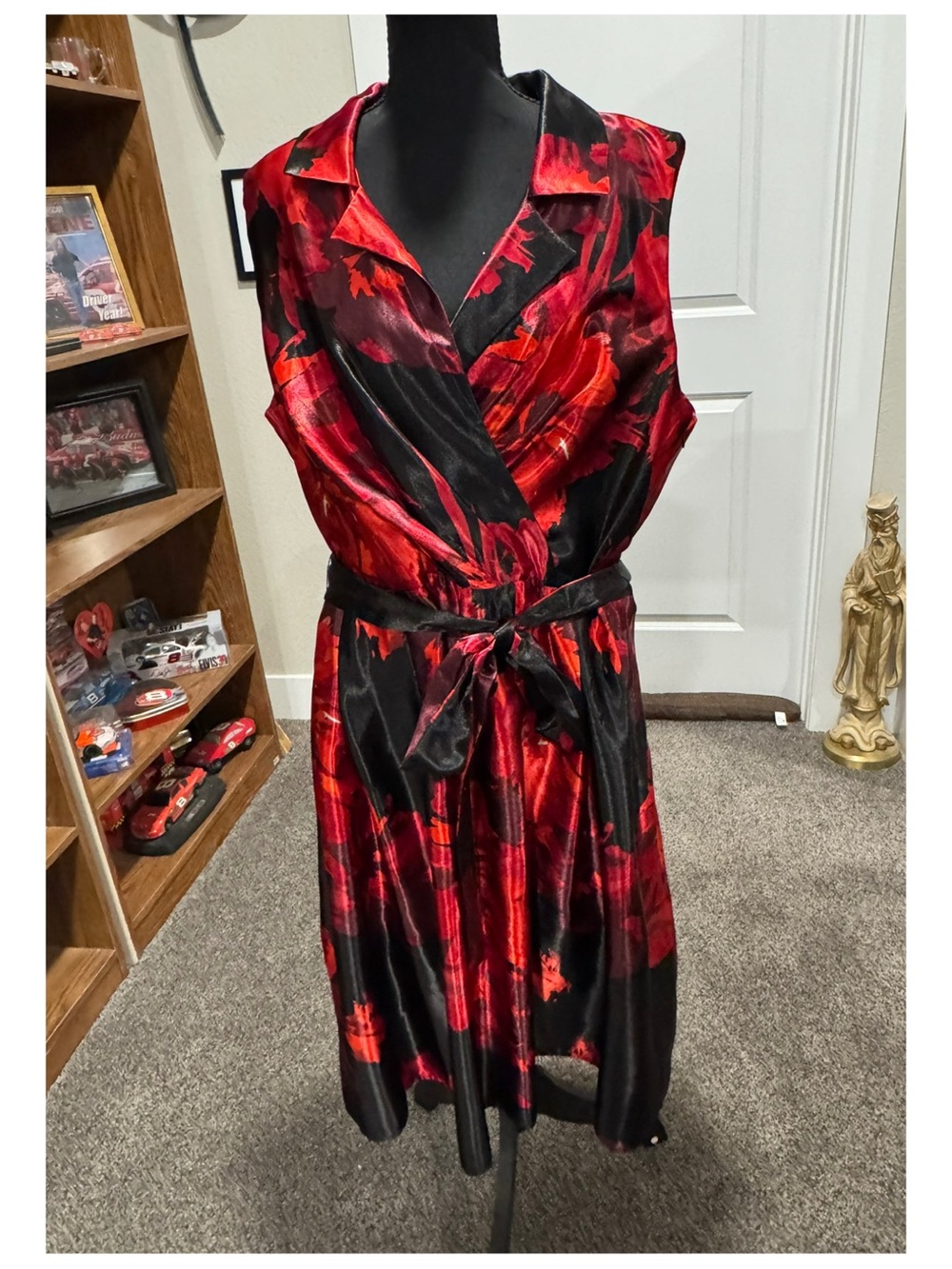 Sateen Red & Black Floral Wrap Dress with Tie Waist size 18/20.